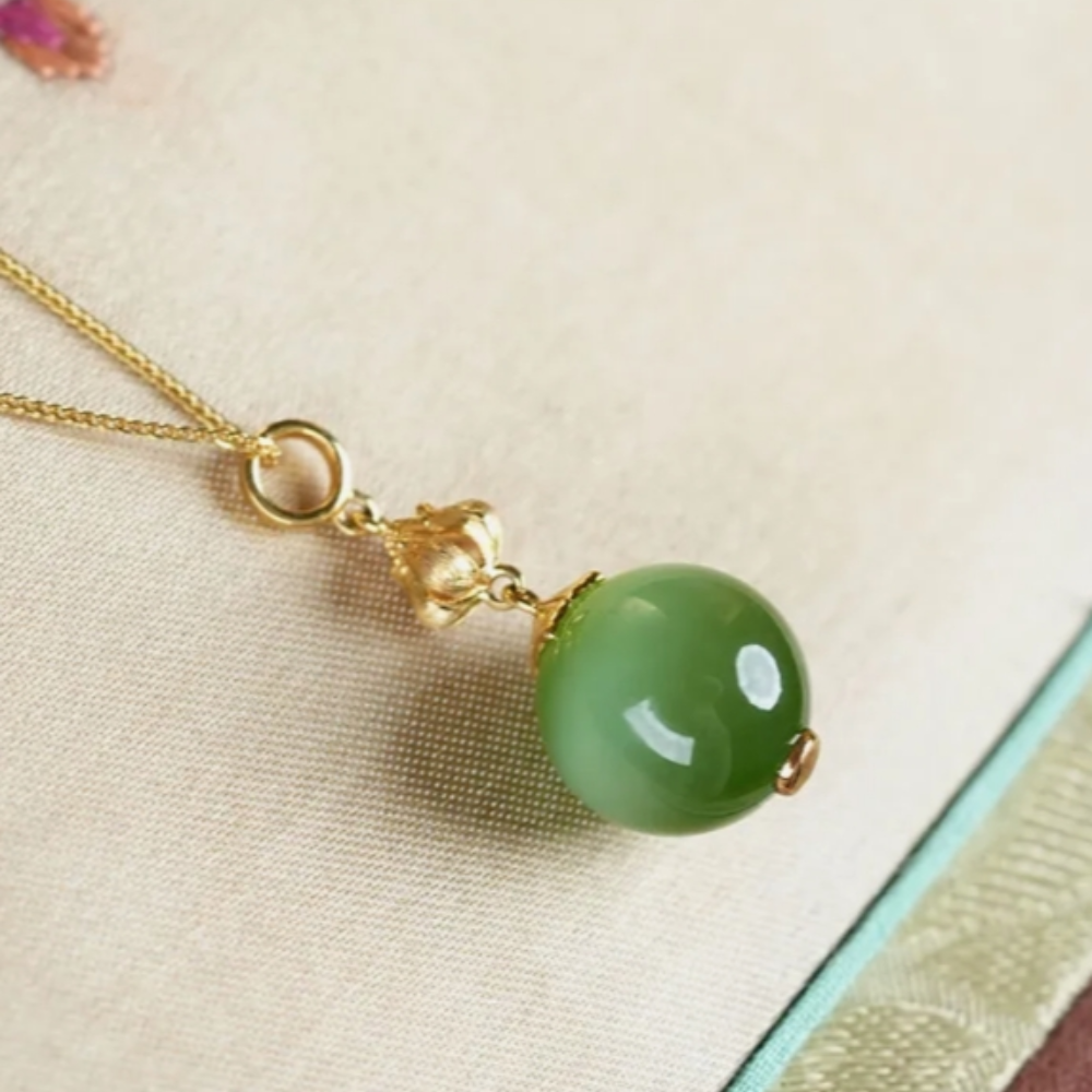 Green Cat’s Eye Nephrite Jade Collarbone Pendant - Image 2