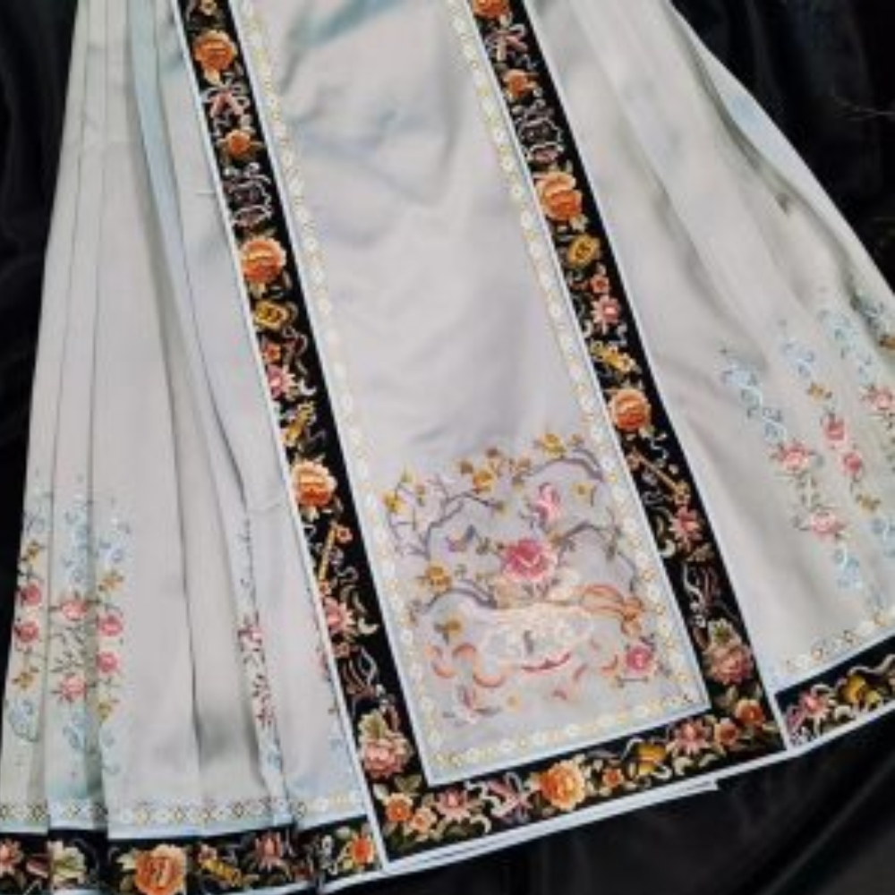 Ma Mian Qun (Horse-Face Skirt) – Ming Dynasty Handcrafted Silk Embroidery Skirt - Image 2