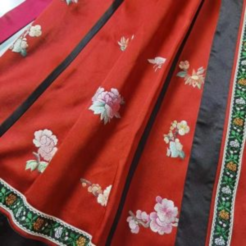 Ma Mian Qun (Horse-Face Skirt) – Ming Dynasty Handcrafted Silk Embroidery Skirt - Image 5