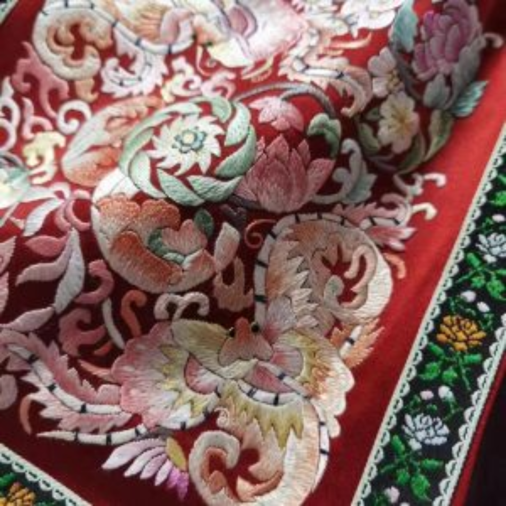 Ma Mian Qun (Horse-Face Skirt) – Ming Dynasty Handcrafted Silk Embroidery Skirt - Image 6