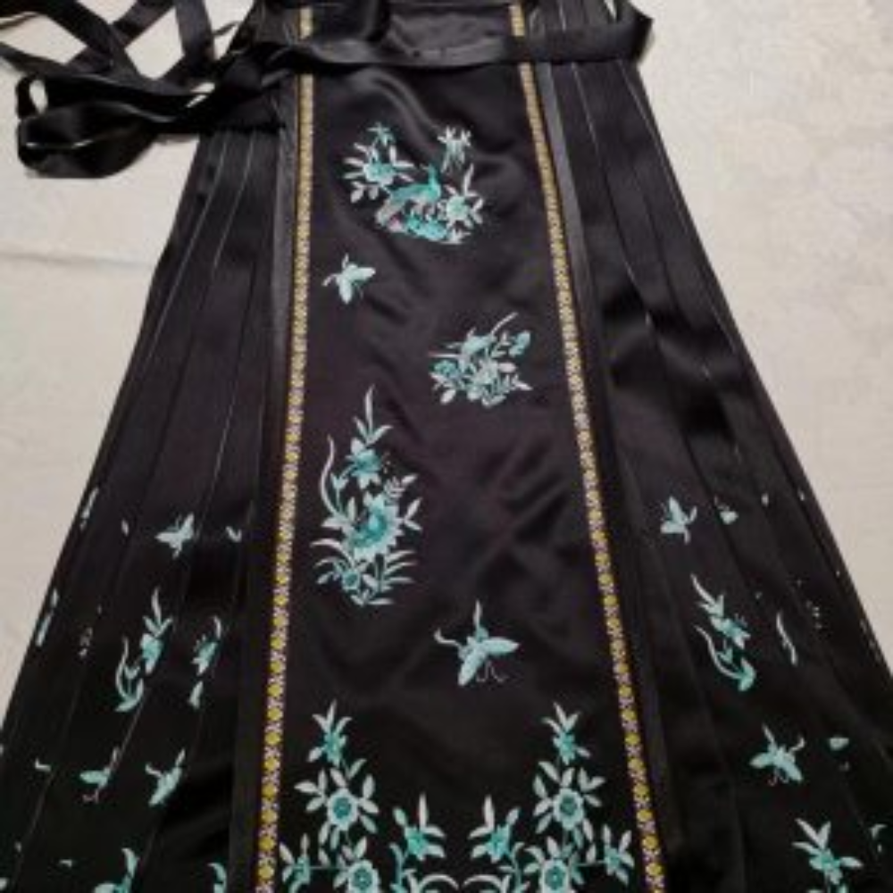 Ma Mian Qun (Horse-Face Skirt) – Ming Dynasty Handcrafted Silk Embroidery Skirt - Image 7